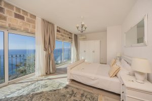 Dvosobni apartman sa pogledom na more i dijeljenim bazenom