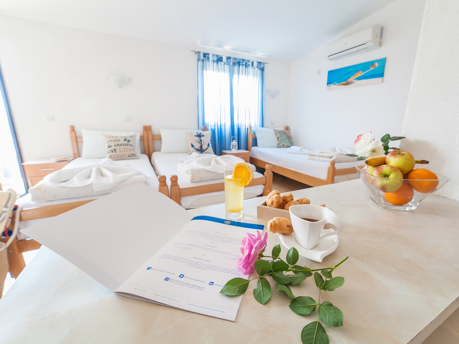 Trokrevetni studio sa balkonom i pogledom na more (3 single ležaja)