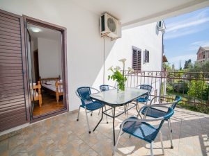 Apartman sa jednom spavaćom sobom sa balkonom