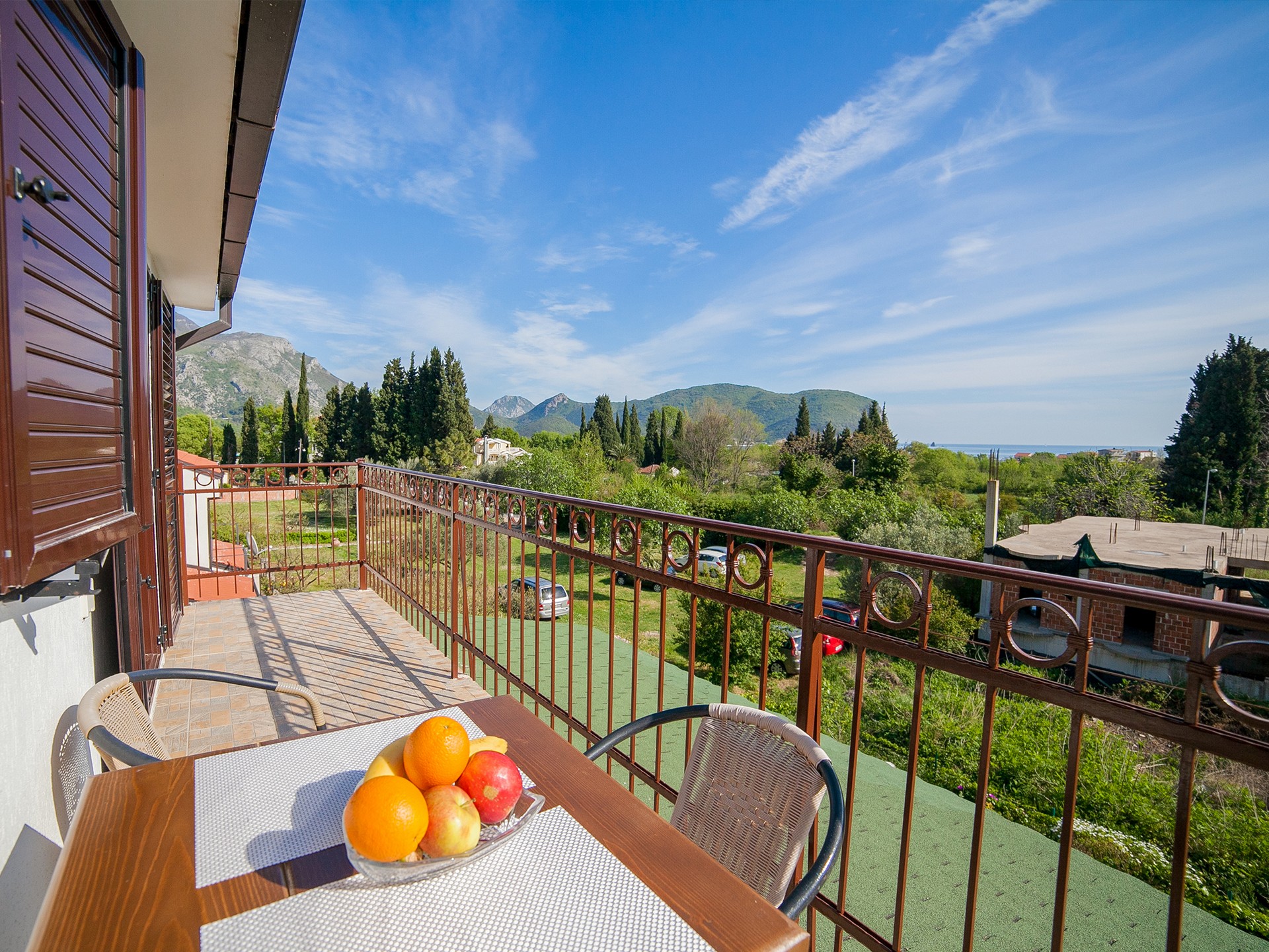 Trokrevetni studio sa balkonom i pogledom na more (bračni+sofa)