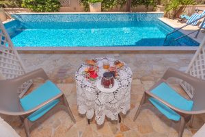 Jednosobni apartman sa terasom i pogledom na bazen